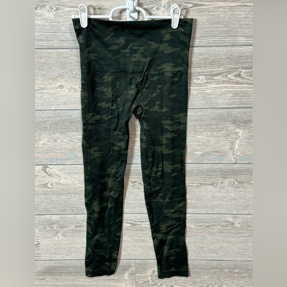 SPANX Seemless Leggings Green Camo for Tummy Control Size Medium New, No Tags - Picture 6 of 8